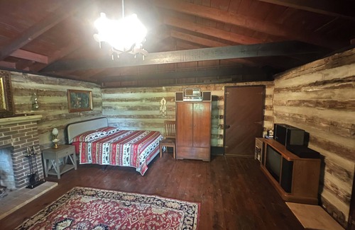 Henry Cabin | Beautiful Cozy Private 1700s Log Cabin. Historic Surrounded by a Mountainside
