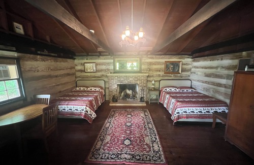 Henry Cabin | Beautiful Cozy Private 1700s Log Cabin. Historic Surrounded by a Mountainside