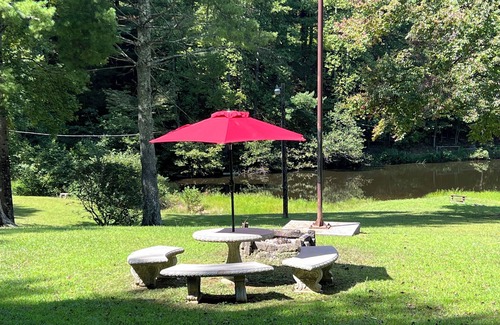 Henry Cabin | Beautiful Cozy Private 1700s Log Cabin. Historic Surrounded by a Mountainside