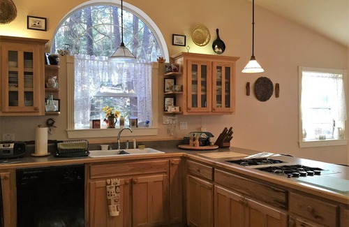 Pinetop-Lakeside House | Beautiful Custom Cabin in Pinetop CC 3 BR, 2 Lofts, 3-1/2 BA, 35' Deck, Private!