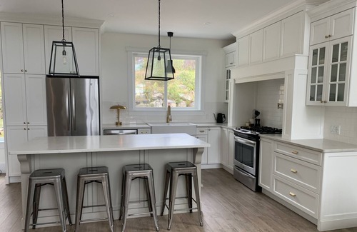 Central Saanich House | Beautiful Custom Home Near Wineries, the Beach, Hiking and Butchart Gardens