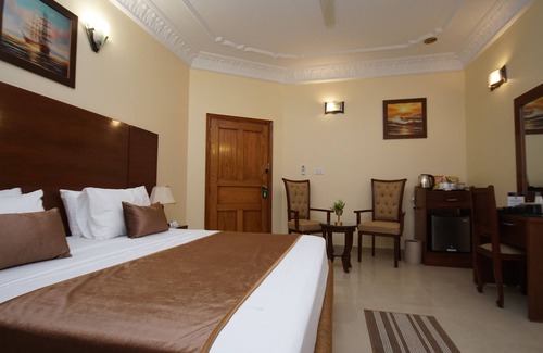 D.H.A. Hotel | Beautiful Deluxe King Room, Fully Furnished.