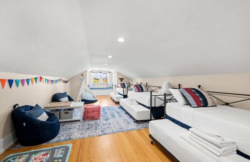 Williamstown House | Beautiful Downtown Williamstown Home Close to Ark