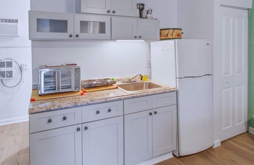 Sunset Beach Condo | Beautiful efficiency condo 1 block from breathtaking Sunset Beach