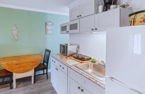 Sunset Beach Condo | Beautiful efficiency condo 1 block from breathtaking Sunset Beach