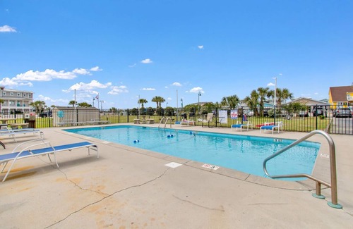 Sunset Beach Condo | Beautiful efficiency condo 1 block from breathtaking Sunset Beach