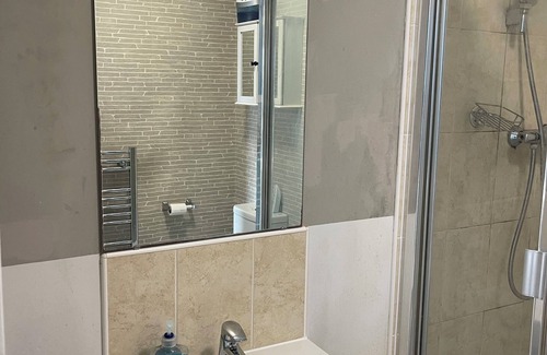 Wolverhampton Apartment | Beautiful en-suite room, near train station.