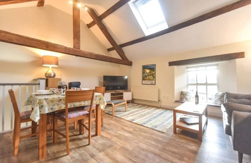 Alsop en le Dale Cottage | Beautiful Farm environment, in the Peak District. Close to walking trails.