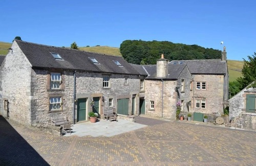 Alsop en le Dale Cottage | Beautiful Farm environment, in the Peak District. Close to walking trails.