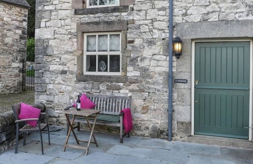 Alsop en le Dale Cottage | Beautiful Farm environment, in the Peak District. Close to walking trails.