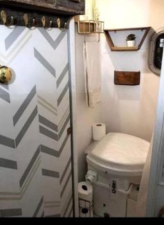 Darnestown House | Beautiful Farmstay Hill Cottage and Tiny Equipped Camper in Maryland