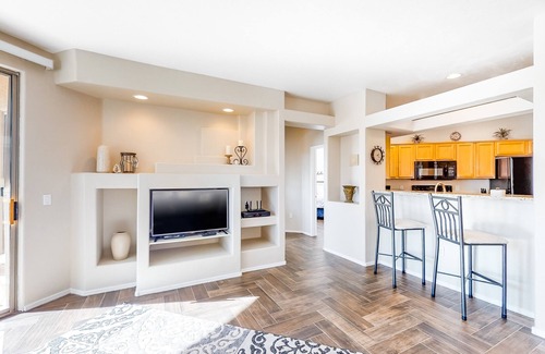 Rancho Vistoso Condo | Beautiful first-floor condo with pool, hot tub, & full kitchen - near hiking