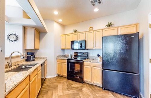 Rancho Vistoso Condo | Beautiful first-floor condo with pool, hot tub, & full kitchen - near hiking
