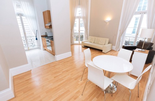 London City Centre Apartment | Beautiful flat on Trafalgar Square, Balcony overlooking the Pall Mall