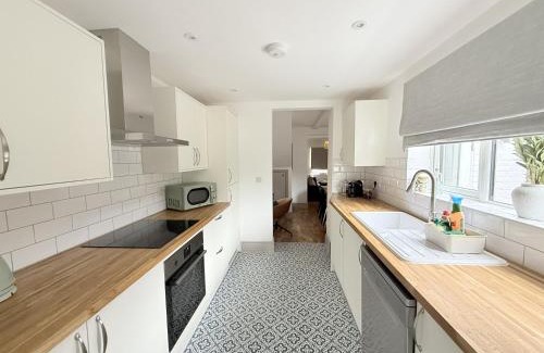 Southampton Apartment | Beautiful four bedroom house, two bathroom, huge kitchen with free parking