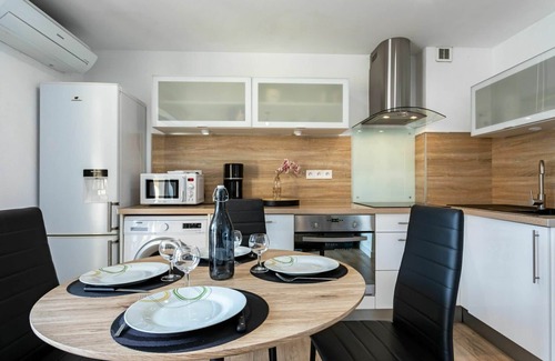 Les Hauts de Canet Apartment | Beautiful apartment for 4 people with WIFI, A/C, pool, TV, terrace and pets allowed