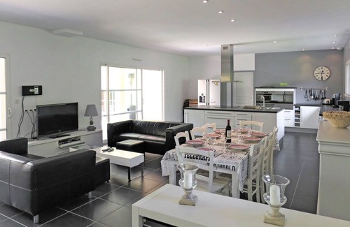 Grayan-Et-L'Hopital House | Beautiful private villa for 8 guests with WIFI, private pool, TV, terrace and pets allowed