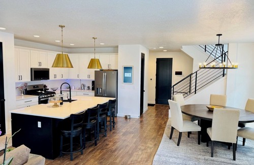 Daybreak House | Beautiful Furnished Home in Daybreak