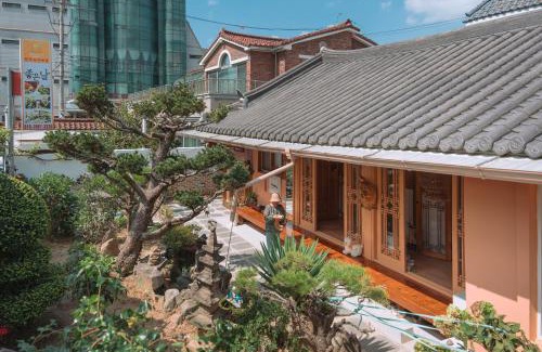 Jeonju House | Beautiful Garden Fine Day House