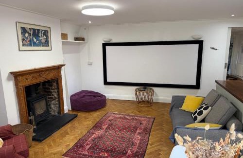 St. George's Apartment | Beautiful Garden Flat with Home Cinema