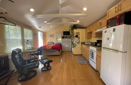South Berkeley Apartment | Beautiful Garden Studio W/kitchen Near Bart