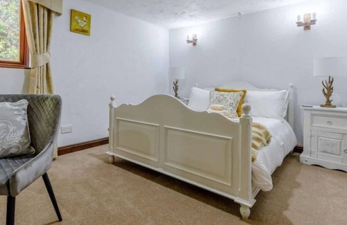 Froghall House | Beautiful Grade 2 Listed Barn conversion located on a farm for up to 13 Guests