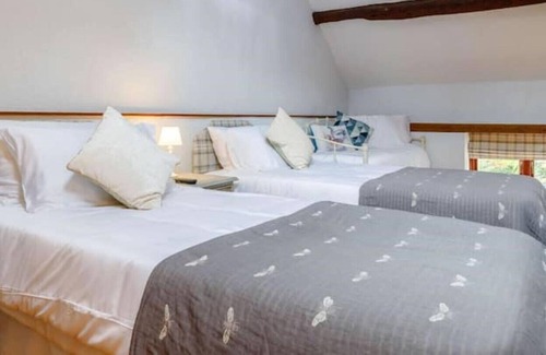 Froghall House | Beautiful Grade 2 Listed Barn conversion located on a farm for up to 13 Guests