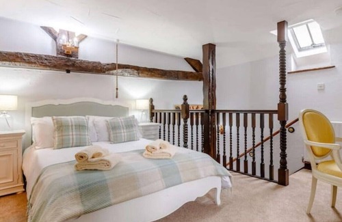 Froghall House | Beautiful Grade 2 Listed Barn conversion located on a farm for up to 13 Guests