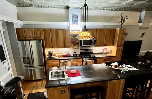 South Side Flats House | Beautiful High-End 4 Bed 3 Bath House, Sleeps 15!