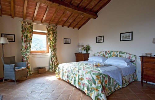Montelaguardia Villa | Beautiful Hilltop 6 Bedroom Villa near Perugia