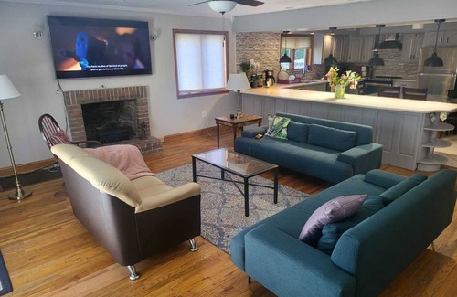 Shirley House | Beautiful home Apartment in Shirley /15mins to Hamptons