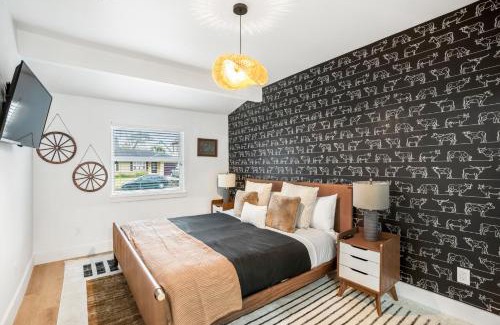 Braeswood Place House | Beautiful Home by Houston Rodeo & Med Cntr with Great Backyard