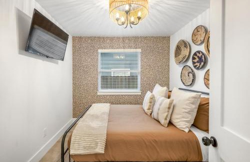 Braeswood Place House | Beautiful Home by Houston Rodeo & Med Cntr with Great Backyard