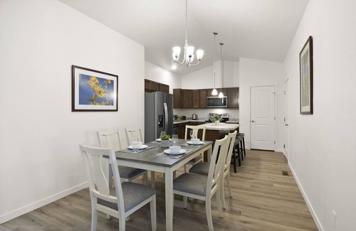 Montrose House | Beautiful Home Close to River Parks , Airport & Downtown. Pet-Friendly!