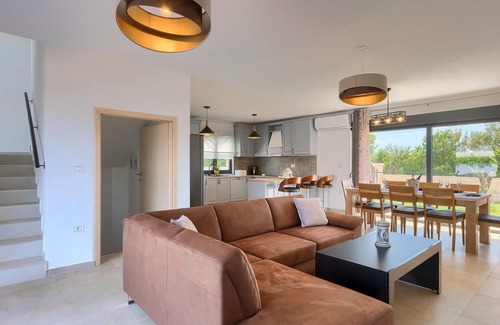 Bale House | Beautiful home in Bale