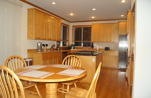 Newport House | Beautiful Home in Bellevue for family or friends to get together.