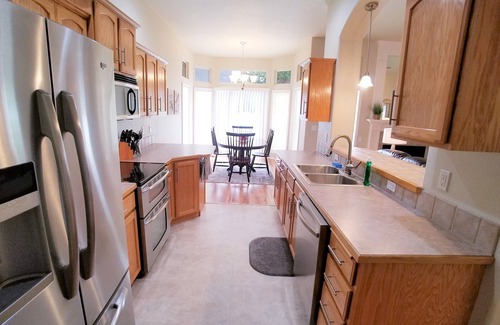 Meridian House | Beautiful Home in Golf Course Community - 3 Bedroom plus Den
