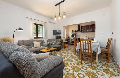 Obrovac House | Beautiful home in Muskovci with WiFi
