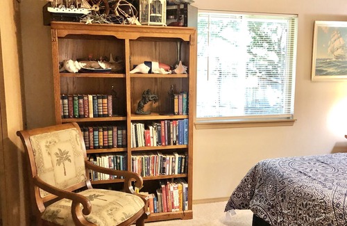 South Westside House | Beautiful Home near Downtown Olympia Entire Home 2 Bedrooms & Full Kitchen
