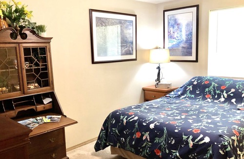 South Westside House | Beautiful Home near Downtown Olympia Entire Home 2 Bedrooms & Full Kitchen