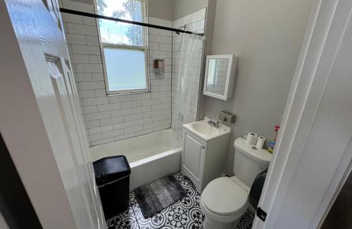 New City House | Beautiful Home Near Downtwon - Free Parking!