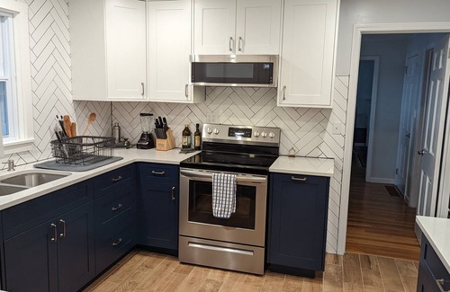 Romulus House | Beautiful Home On The Lake Great For Families & Walking Distance to Winery