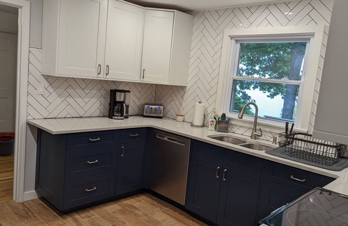 Romulus House | Beautiful Home On The Lake Great For Families & Walking Distance to Winery