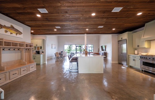 Bull Shoals House | Beautiful Home Overlooking the White River - Hot Tub - Fire Pit - Game Room