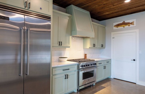 Bull Shoals House | Beautiful Home Overlooking the White River - Hot Tub - Fire Pit - Game Room