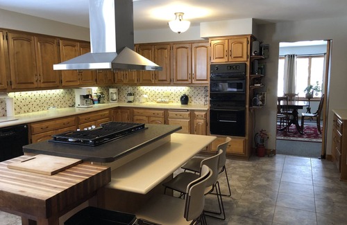 Lansing House | Beautiful Home with 9 Bedrooms, 7 bathrooms, 2 Cabins, 18 Hole Disc Golf Course