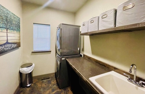 Corvallis House | Beautiful home with a hot tub that welcomes pets.