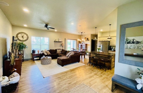 Corvallis House | Beautiful home with a hot tub that welcomes pets.