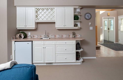 East Kootenay House | Beautiful Home with Mountain and Lake Views. 3 min walk to beach + 10 to town.