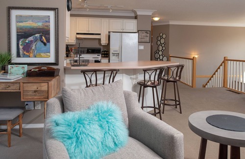 East Kootenay House | Beautiful Home with Mountain and Lake Views. 3 min walk to beach + 10 to town.